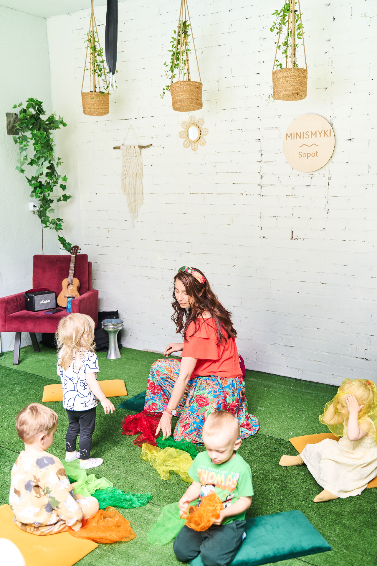 Patio zewnętrzne w Mini Smyki — bezpieczna przestrzeń na świeżym powietrzu z zielenią