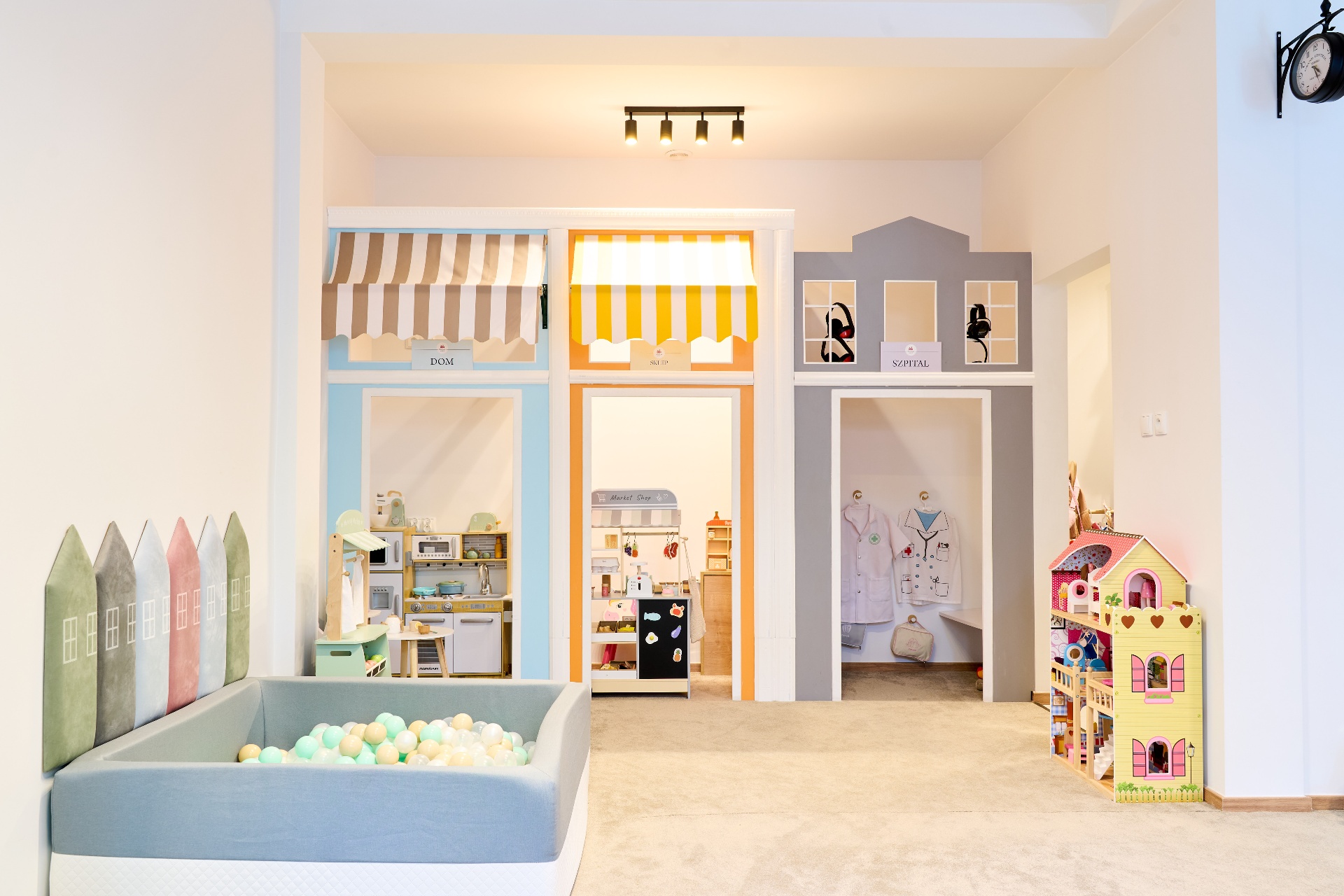 Sala główna Mini Smyki — mini miasteczko z domkiem, sklepem i szpitalem